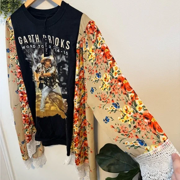 Custom Garth Brooks World Tour Graphic Tee with Floral Kimono Sleeves - Picture 3 of 6